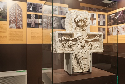 В музее имени Андрея Рублева открылась выставка «Поклонный крест XVI века: Итоги реставрации»